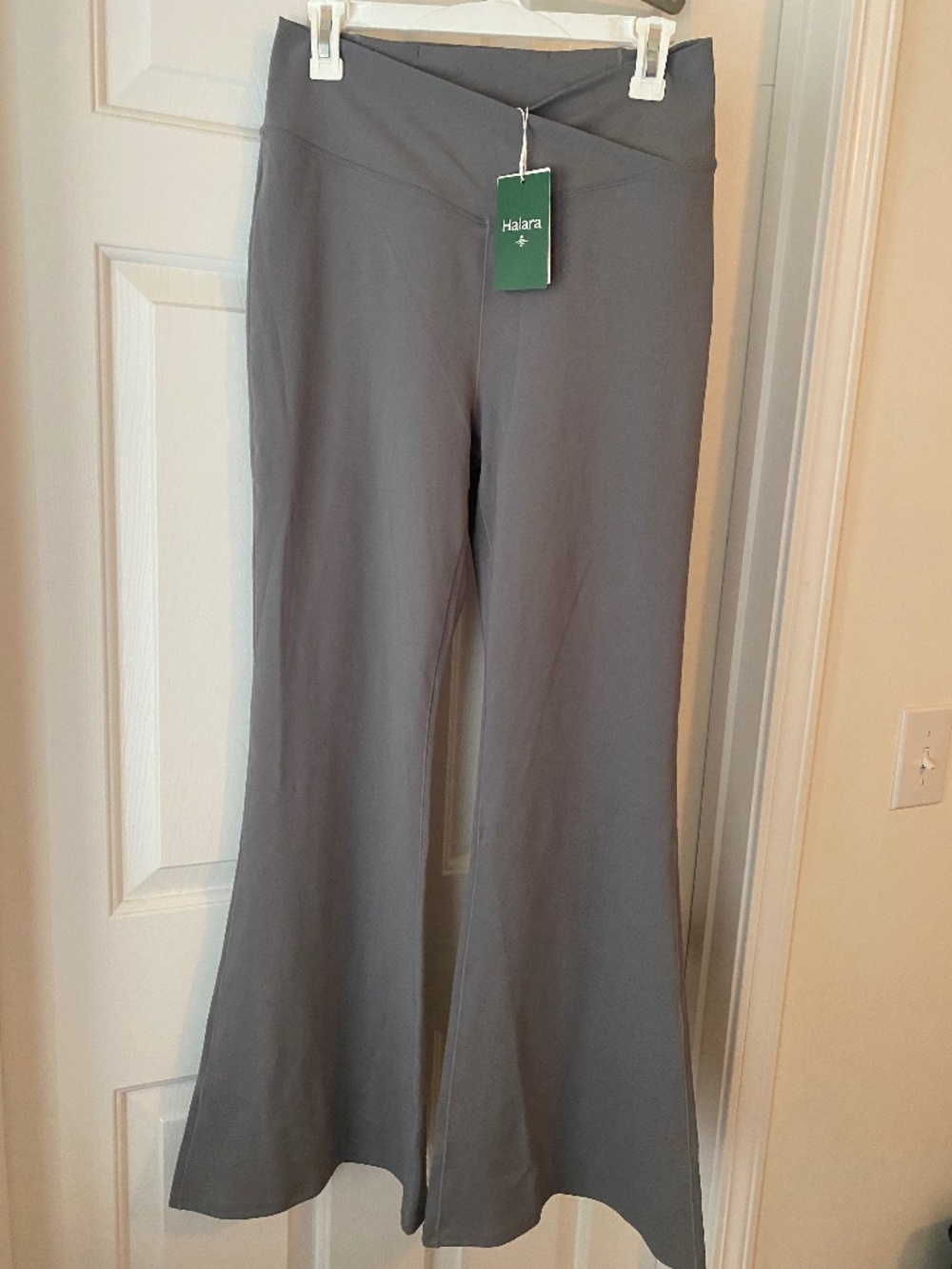 Halara V-Shaped High Waisted Flare Leggings-Large Reg